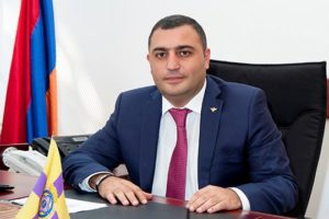 Сын генерала Манвела не разрешает хоронить умерших до погашения их кредитов