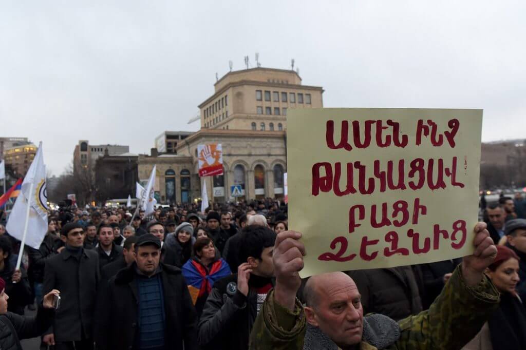 «Скажем нет грабежу»: В Ереване стартовало шествие против повышения цен