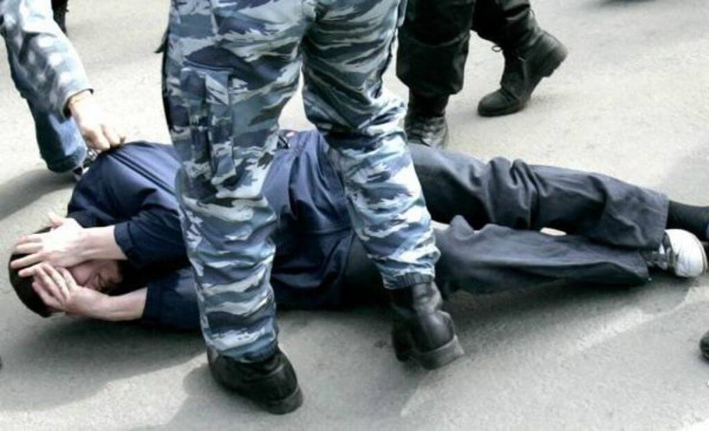 Армянские полицейские избили уже избитого гражданина, требуя сообщить, кто его избил