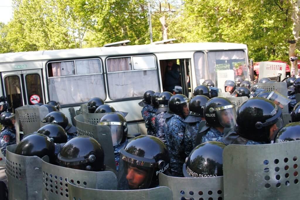 Полицейские задерживают участников акции протеста перед зданием правительства Армении
