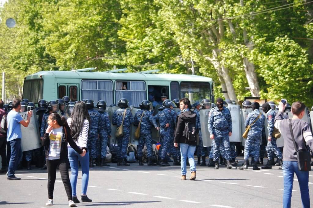 Водитель автобуса отказался перевозить задержанных в ходе протестов