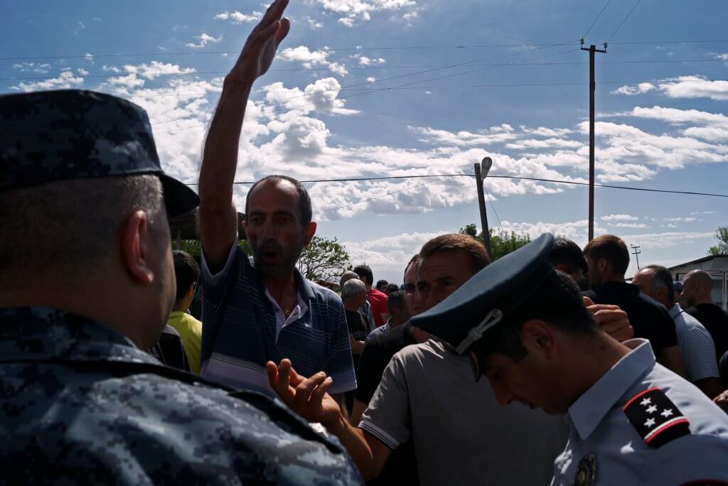 По факту нападения неизвестных в масках на участников демонстрации в Ереване возбуждено дело