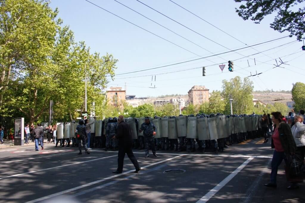 Полицейский беспредел в Ереване: на задержанных демонстрантов шьют дела
