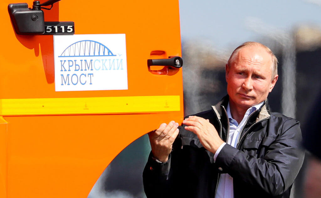 Путин открыл движение по автодорожной части Крымского моста