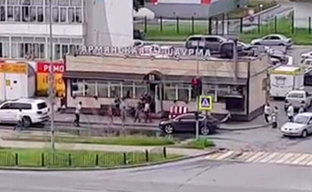В центре Сургута продавцы заведения «Армянская шаурма» устроили массовую драку стульями