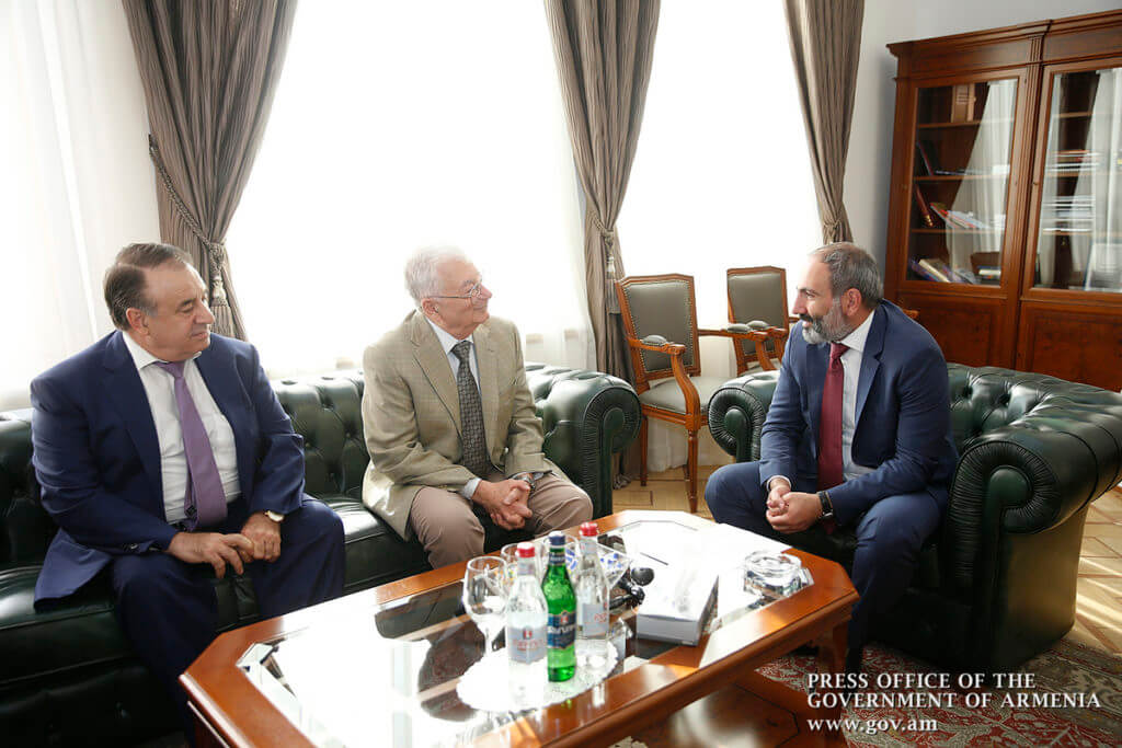 Никол Пашинян дал армянское гражданство академику РАН Юрию Оганесяну