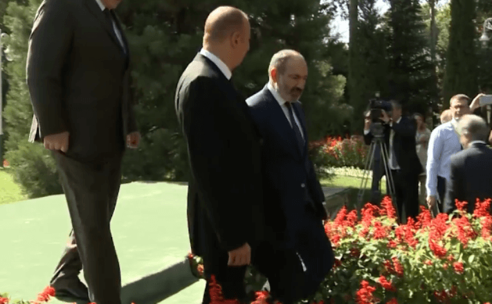 Никол Пашинян и Ильхам Алиев коротко пообщались (Видео)