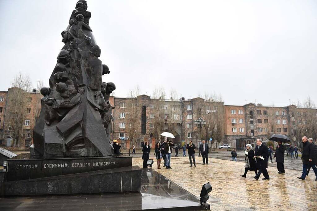 Президент Саркисян в Гюмри воздал дань уважения памяти жертв землетрясения
