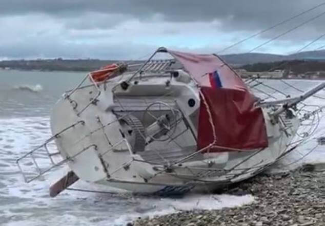 В море близ Геленджика затонула яхта: один человек пропал без вести