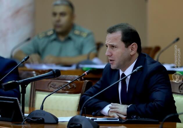 Министр обороны Армении принял главу делегации МККК