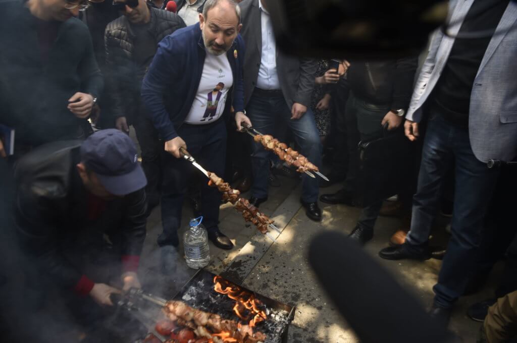 Мастер-класс от премьер-министра: Никол Пашинян жарит шашлыки на проспекте Маштоца