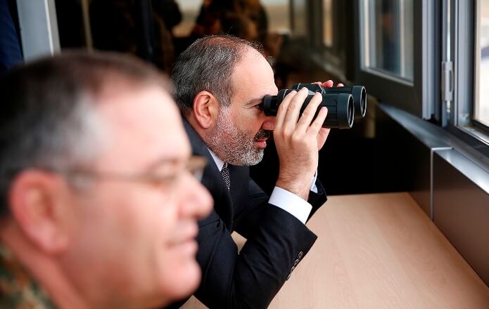 Премьер-министр Армении ознакомился с образцами новейшей военной техники