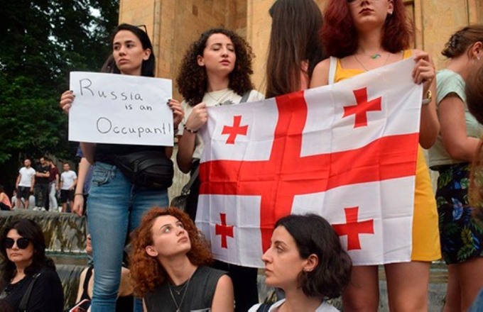 В Тбилиси возобновилась акция протеста у здания парламента