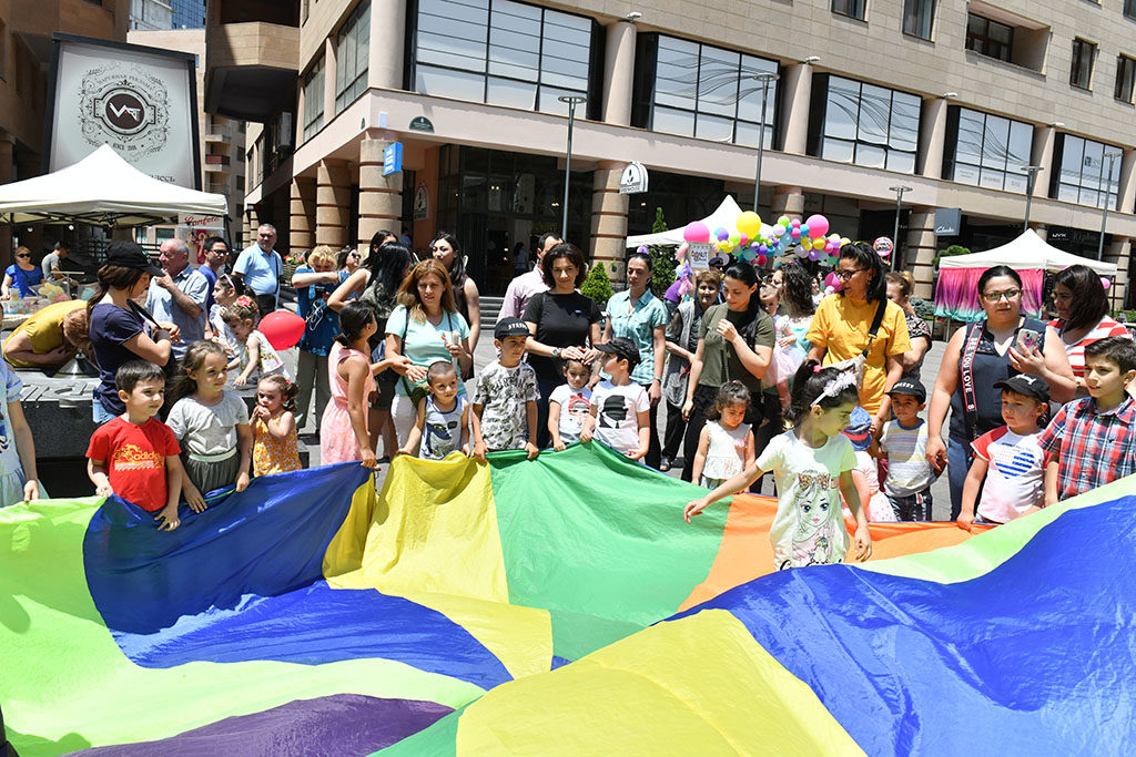 Анна Акопян вместе с дочерью приняла участие в Фестивале сладостей