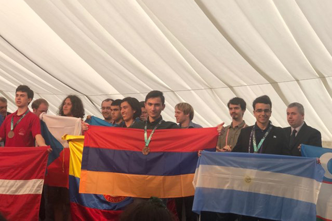 Школьники из Армении завоевали 4 медали на олимпиадах по математике и биологии