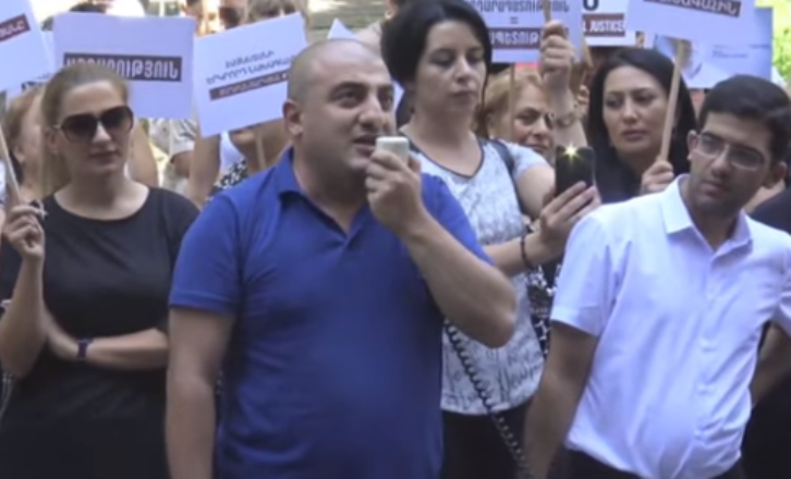 "Азатутюн херосин": Кочаряновские тролли устроили цирк у здания Высшего судебного совета