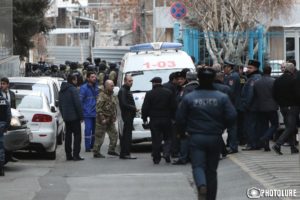 Сторонник Роберта Кочаряна направил оружие на беременную женщину