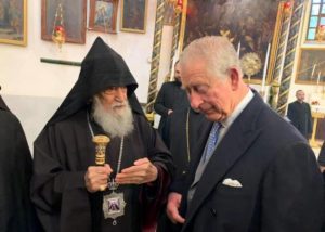 Принцу Чарльзу подарили фарфорове блюдо в армянской церкви в Вифлееме