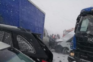 В Оренбургской области столкнулись девять автомобилей и скорая помощь