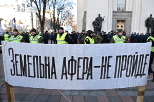 В центре Киева начались митинги против принятия закона о продаже земли