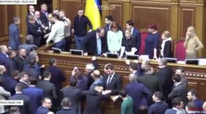 Украинская оппозиция заблокировала парламентскую трибуну