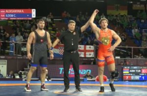 Артур Алексанян разгромил турецкого борца