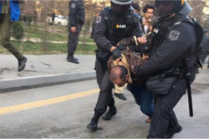 Полиция задержала лидеров оппозиции перед акцией в Баку. Их увезли в другие города