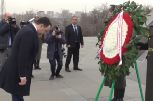 Делегация во главе с министром обороны Грузии посетила мемориальный комплекс «Цицернакаберд» в Ереване