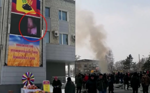 В России во время Масленицы в одном из сел на уличном экране показали порно