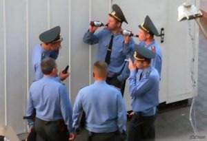 В России пьяный полицейский избил и ограбил таксиста, а потом разбил его машину