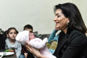 В семье Бежанян родился 12-й ребенок: многодетную семью навестила Анна Акопян