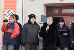 Когда маразм крепчает: в Хабаровске 23 февраля "украсили" здание свастиками и построили виселицу