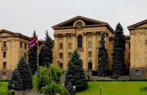 Парламент Армении принял в первом чтении законопроект о конфискации имущества у жуликов и воров
