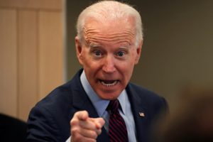 Байден станет могильщиком для Трампа: Politico