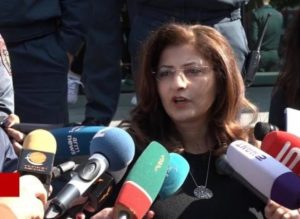 Трагикомедия у дома «Встречи Апер»: Полиция задержала его сына и племянника, мать увезли на скорой, адвокаты плачут и рвут волосы