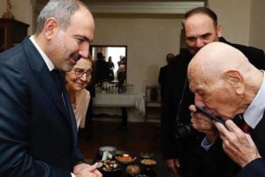 Никол Пашинян вручил 105-летнему Нурхану Юсуповичу паспорт гражданина Армении