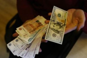 Курс российского рубля обвалился вслед за нефтью