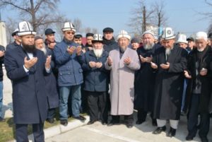 В главной мечети Кыргызстана принесли в жертву двух телят, чтобы остановить распространение коронавируса