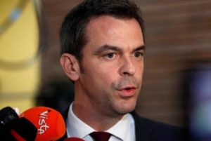 Министр здравоохранения Франции призвал воздержаться от поцелуев и рукопожатий