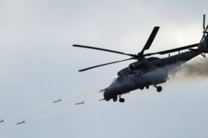 В России военный вертолет случайно дал залп по жилому дому