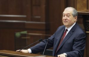 Президент Армении приветствовал решение правительства ввести в стране режим ЧП