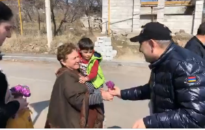 Никол Пашинян раздает фиалки женщинам