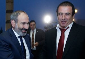 "Приглашаешь иностранок в церковь, потом насилуешь и грабишь": Пашинян - Царукяну