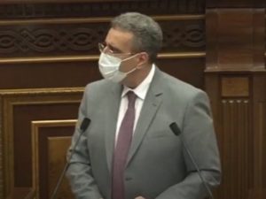Новоизбранный судья КС Ерванд Хундкарян на заседании парламента Армении принял присягу