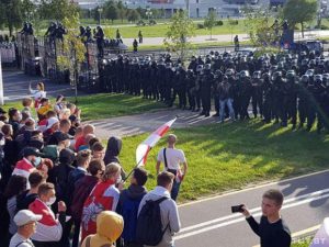 Перед многотысячным шествием к дворцу Лукашенко согнали ОМОН и БТРы