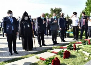 Руководители Армении и Арцаха в Ераблуре почтили память сынов народа, павших за независимость Родины