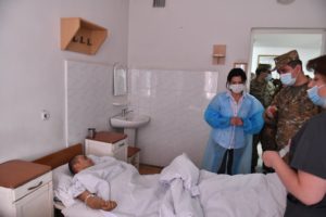 Анна Акопян в Степанакерте посетила раненых солдат