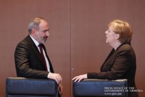 Пашинян призвал Меркель приложить все усилия, чтобы обуздать деструктивную позицию Турции