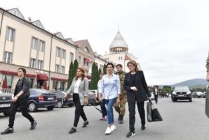 Победа будет за нами: Анна Акопян в Степанакерте встретилась с женщинами- парламентариями Арцаха