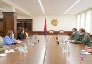 Министр обороны Армении принял чрезвычайного и полномочного посла США